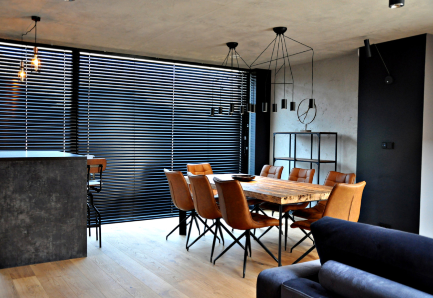 Industrial-w-oslonie-czerni-drewna-i-naturalej-skóry-salon-z-charakterem-projektu-Marty-Czerkies-1.jpg